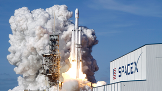 Sigue en directo el primer lanzamiento comercial del Falcon Heavy con triple aterrizaje (si sale bien)